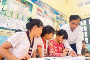 Nhà giáo Tào Văn Sinh tận tình hướng dẫn học sinh tại điểm trường lẻ Chai - Lách.