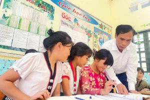 Nhà giáo Tào Văn Sinh tận tình hướng dẫn học sinh tại điểm trường lẻ Chai - Lách.