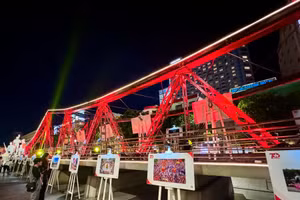 Không gian cầu Long Biên tại triển lãm. Ảnh: Thùy Linh.