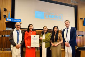 Đại diện Phái đoàn thường trực Việt Nam bên cạnh UNESCO nhận Bằng công nhận Công viên địa chất Lạng Sơn là Công viên địa chất toàn cầu UNESCO. Ảnh: ITN