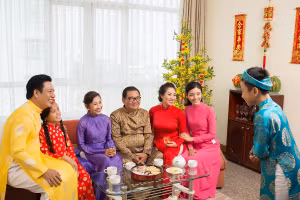 Tết sum họp cũng là lúc mọi người đoàn viên, quây quần bên nhau, cùng nhau trao lời chúc yêu thương trọn vẹn nhất. Ảnh minh họa: INT. 