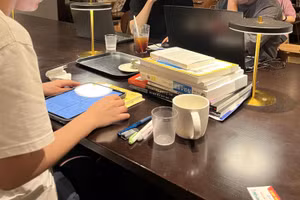 Sinh viên chiếm diện tích quán cà phê gấp nhiều lần khách thường.