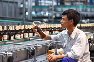 Việc tăng thuế cũng cần tính đến việc chuyển đổi hành vi người tiêu dùng sang hàng lậu, hàng thủ công và lách thuế của nhà sản xuất.