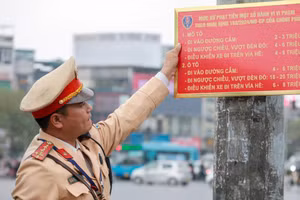 Hà Nội công khai mức phạt vi phạm giao thông theo Nghị định 168 bằng biển báo tại nhiều tuyến phố. Ảnh: INT