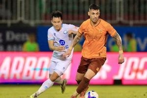 Nam Định (bên trái) trong trận hòa Hoàng Anh Gia Lai, vòng 9 V-League 2024 - 2025. Ảnh: VPF