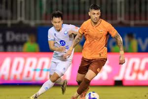 Nam Định (bên trái) trong trận hòa Hoàng Anh Gia Lai, vòng 9 V-League 2024 - 2025. Ảnh: VPF