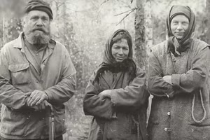 Ông Lykov chụp ảnh cùng các con gái.