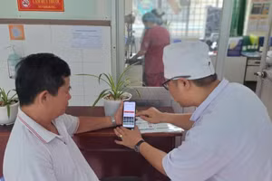 Bệnh viện Nguyễn Trãi hướng dẫn người bệnh thao tác trực tiếp trên thiết bị điện tử của người bệnh, tích hợp Sổ sức khỏe điện tử với phần mềm VNeID. Ảnh: A.T