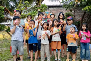 Cuối tuần, các em nhỏ đến câu lạc bộ đọc sách, tham gia trò chơi. 