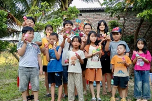 Cuối tuần, các em nhỏ đến câu lạc bộ đọc sách, tham gia trò chơi.