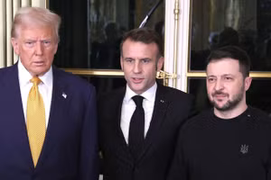 Tổng thống Pháp Emmanuel Macron, Tổng thống đắc cử Hoa Kỳ Donald Trump và nhà lãnh đạo Ukraine Vladimir Zelensky trong cuộc gặp tại Paris. Ảnh: Getty Images