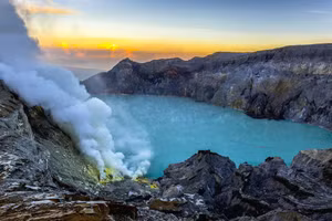 Kawah Ijen là một núi lửa dạng tầng nằm trên dãy núi Puger, ở phía Đông Java, Indonesia.