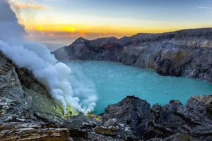 Kawah Ijen là một núi lửa dạng tầng nằm trên dãy núi Puger, ở phía Đông Java, Indonesia.