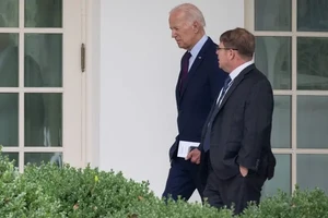 Tổng thống Joe Biden trò chuyện với bác sĩ Nhà Trắng Kevin O'Connor khi ông trở lại Nhà Trắng vào ngày 28 tháng 8 năm 2023.