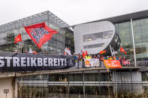 Công nhân nhà máy xe điện Volkswagen Dresden tập trung cho cuộc đình công và biểu tình cảnh báo lần thứ hai vào ngày 9 tháng 12 năm 2024 tại Dresden, Saxony, Đức. Ảnh: Getty