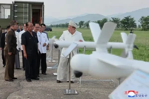 Chủ tịch Triều Tiên Kim Jong Un đích thân giám sát thử nghiệm UAV.