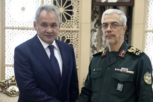 Thư ký Hội đồng An ninh Nga Sergei Shoigu (trái) trong cuộc gặp Tham mưu trưởng Lực lượng Vũ trang Iran Mohammad Bagheri. Ảnh: Bộ Tổng tham mưu Lực lượng vũ trang Iran/AP