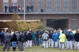 Daniela Cavallo, Chủ tịch công đoàn Volkswagen (áo đỏ) tuyên bố trước những nhân viên nhà máy ở Wolfsburg, Đức.