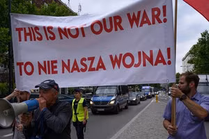 Biểu ngữ có dòng chữ 'Đây không phải là cuộc chiến của chúng ta' tại một cuộc tuần hành tưởng nhớ các nạn nhân của vụ thảm sát Volhynia trong Thế chiến II, Ba Lan, ngày 11 tháng 7 năm 2024.
