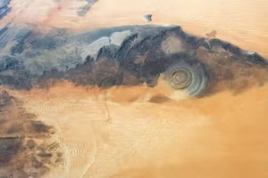 Con mắt giữa sa mạc Sahara trông như ở một hành tinh khác.