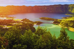 Cùng một miệng núi lửa nhưng hai hồ này mang màu sắc hoàn toàn khác biệt, ẩn chứa truyền thuyết tình yêu đầy lãng mạn.