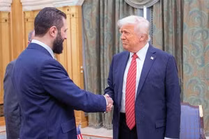 Cuộc gặp lịch sử giữa Tổng thống Mỹ Donald Trump và nhà lãnh đạo Syria al-Sharaa sau khi Mỹ tuyên bố dỡ bỏ lệnh trừng phạt Syria.