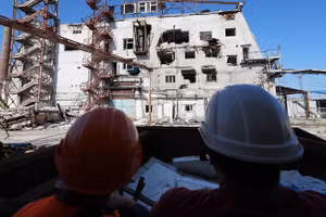 Công nhân đang sửa chữa một tòa nhà tại Cảng biển Mariupol, Cộng hòa Nhân dân Donetsk, Nga, ngày 11/9/2024. Ảnh: Sputnik