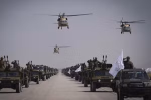 Taliban diễu hành vũ khí Mỹ để lại ở Afghanistan 3 năm trước.