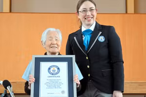 Bà Shitsui Hakoishi nhận chứng nhận Kỷ lục Guinness Thế giới là thợ cắt tóc lớn tuổi nhất.