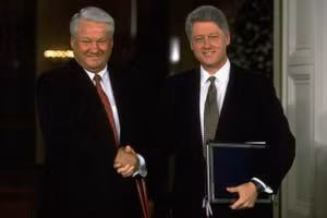 Tổng thống Nga Boris Yeltsin và Tổng thống Mỹ Bill Clinton bắt tay nhau trong lễ ký kết hiệp định tại Nhà Trắng. Ảnh: Getty