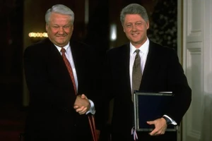 Tổng thống Nga Boris Yeltsin và Tổng thống Mỹ Bill Clinton bắt tay nhau trong lễ ký kết hiệp định tại Nhà Trắng. Ảnh: Getty