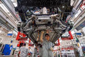 Bên trong nhà máy sản xuất xe điện Trung Quốc.