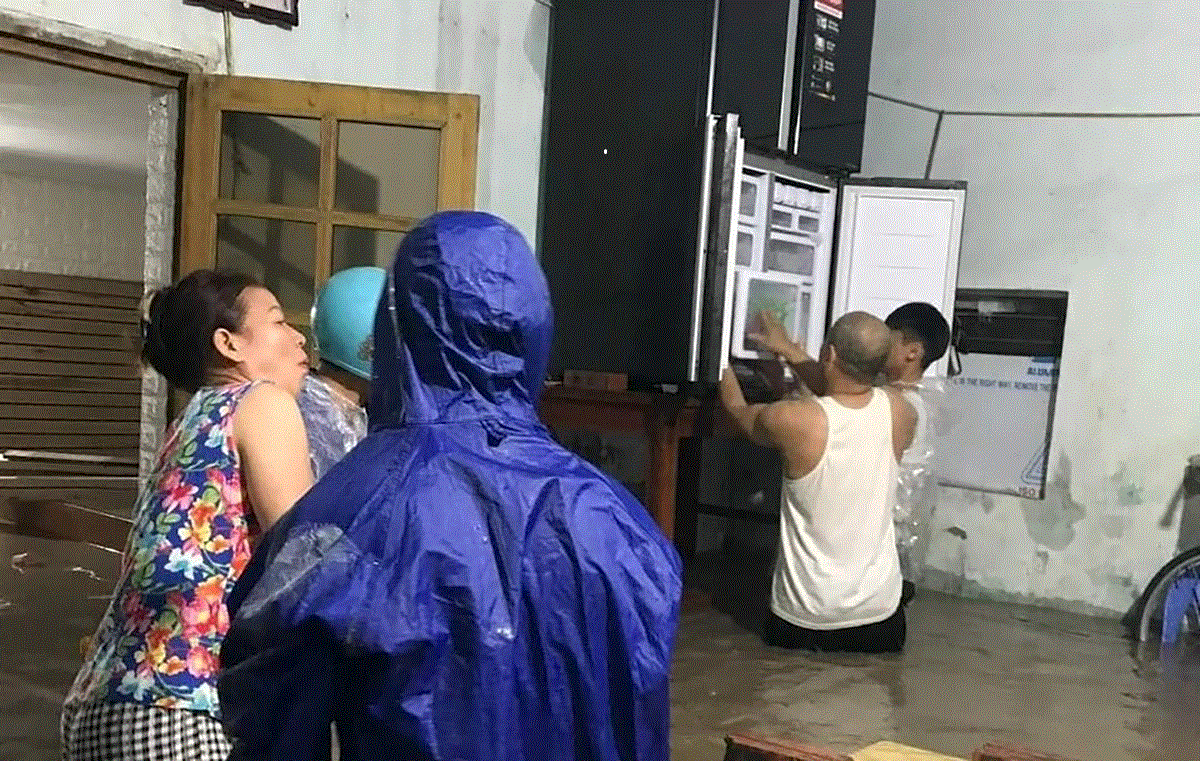Người dân thức trắng đêm để di chuyển tủ lạnh và các đồ dùng khác lên vị trí cao hơn. Người dân thức trắng đêm để di chuyển tủ lạnh và các đồ dùng khác lên vị trí cao hơn.