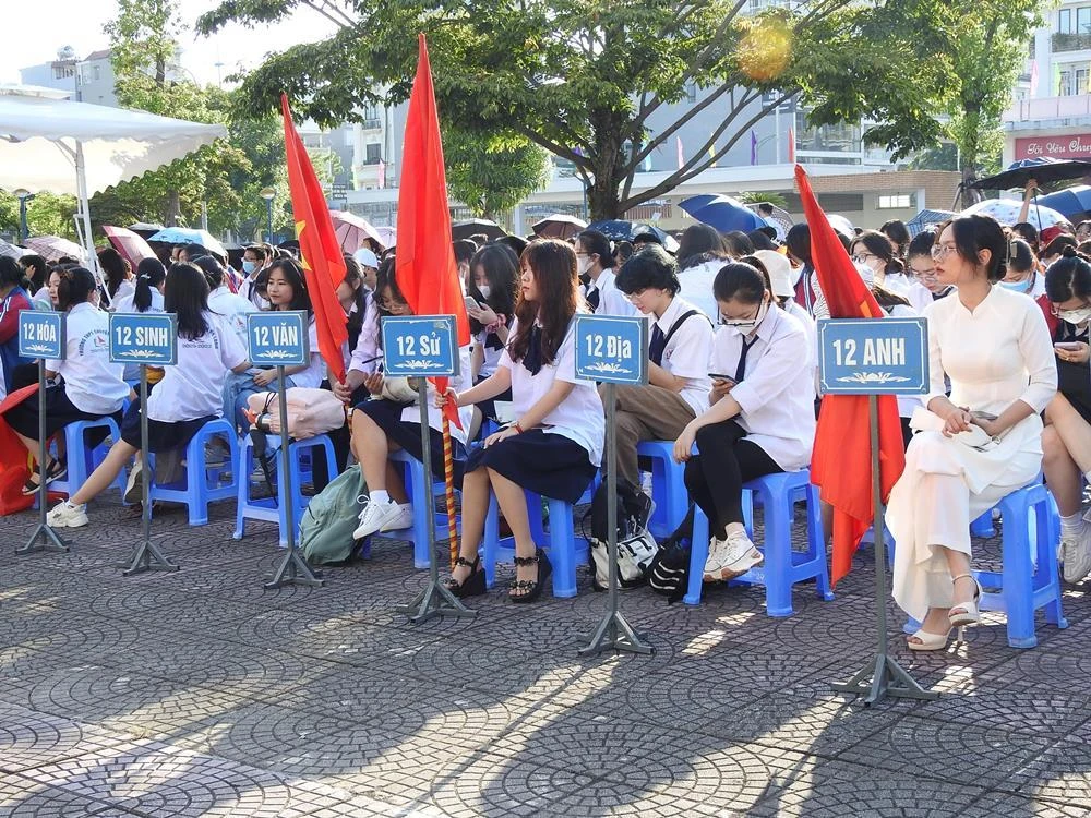 Học sinh Trường THPT chuyên Hạ Long trong lễ khai giảng sáng nay.