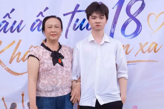 Em Tưởng Quang Minh là học sinh giỏi, vừa đạt điểm 10 môn Lịch sử.