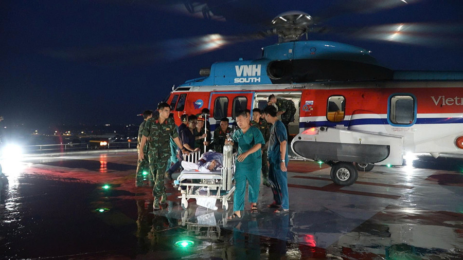 Trực thăng EC225 đáp tại tòa nhà Viện chấn thương chỉnh hình - Bệnh viện Quân y 175.