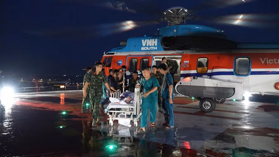 Trực thăng EC225 đáp tại tòa nhà Viện chấn thương chỉnh hình - Bệnh viện Quân y 175.