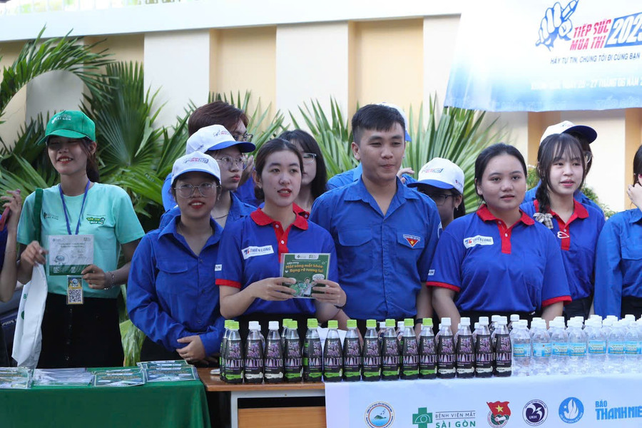 Đội tình nguyện viên tại điểm thi. 246a39a76774d02a8965.jpg