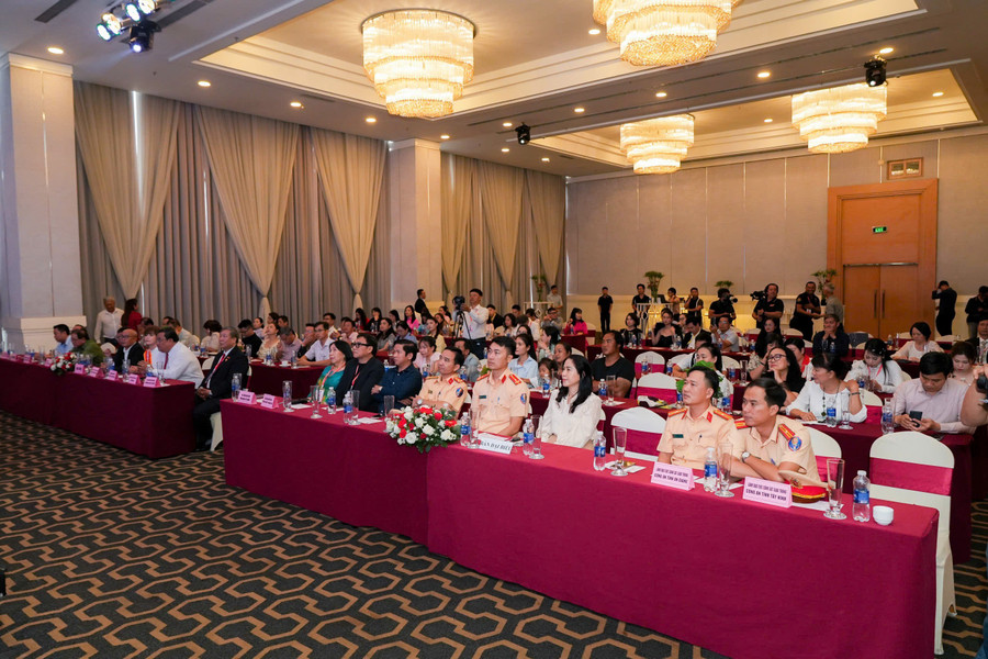 Đại biểu tham gia buổi công bố chương trình "Một chút yêu thương 3". 1000146768.jpg