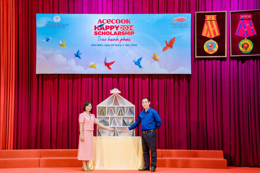 Đại diện Acecook trao tặng "Tủ sách hạnh phúc" cho các trường vùng sâu, vùng xa trong khuôn khổ Happy Scholarship năm 2024. 1000143620.jpg
