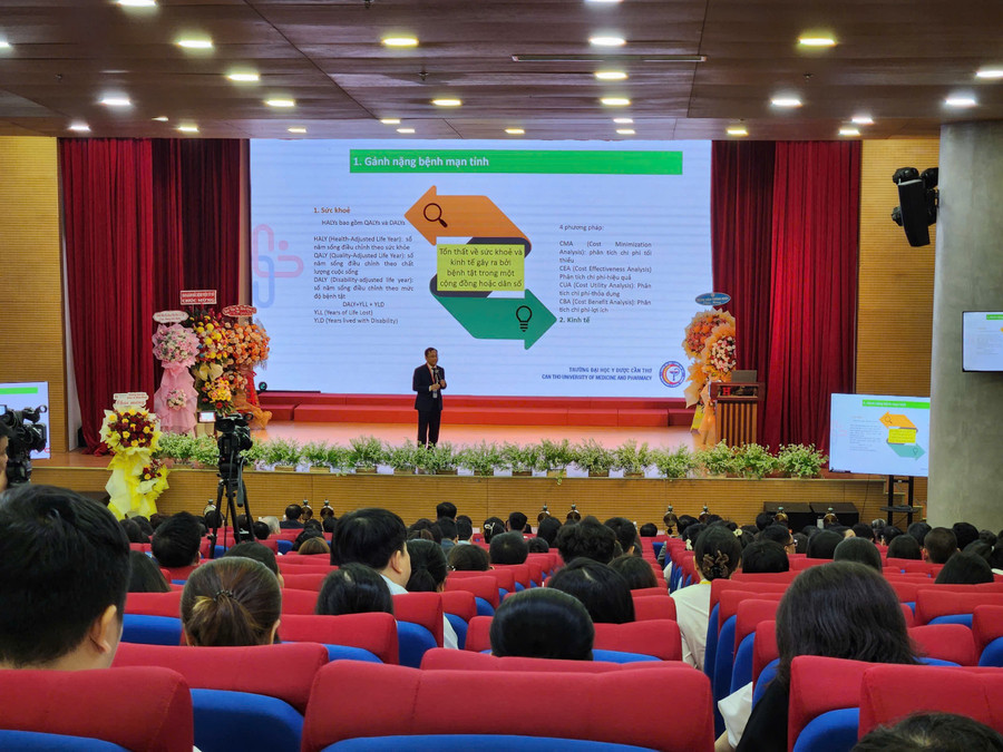 Phiên toàn thể của hội nghị.