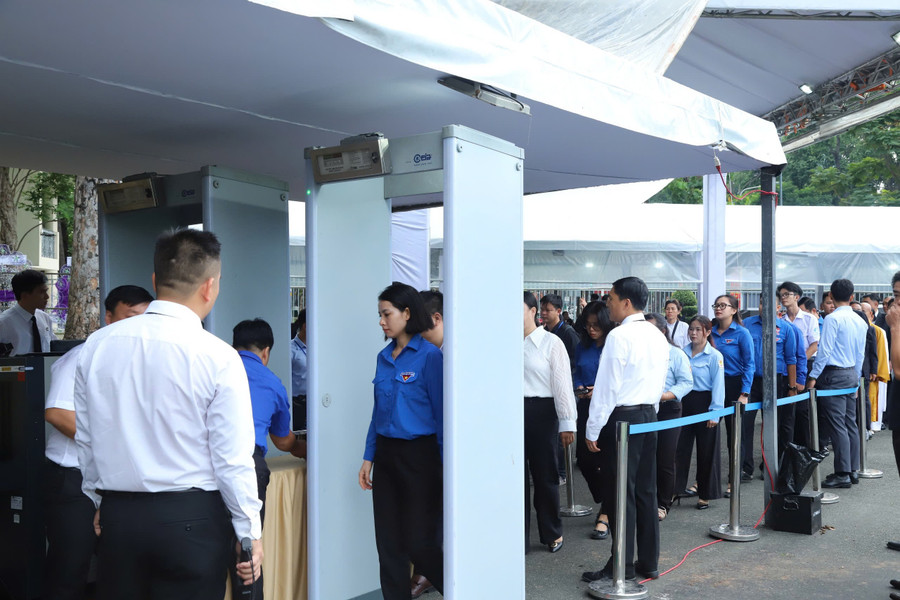 Đoàn viếng quét mã QR và bằng Căn cước công dân gắn Chip điện tử tại cửa an ninh. 21215f9d0868bd36e479.jpg