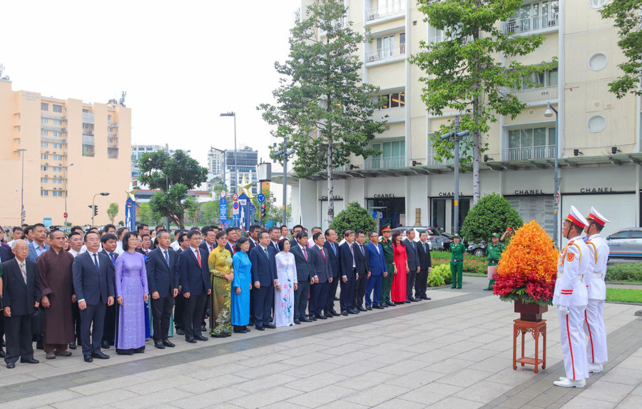 Các đại biểu dâng hoa, tưởng niệm Chủ tịch Hồ Chí Minh tại Công viên tượng đài Chủ tịch Hồ Chí Minh (đường Nguyễn Huệ, Quận 1), 1000134990.jpg