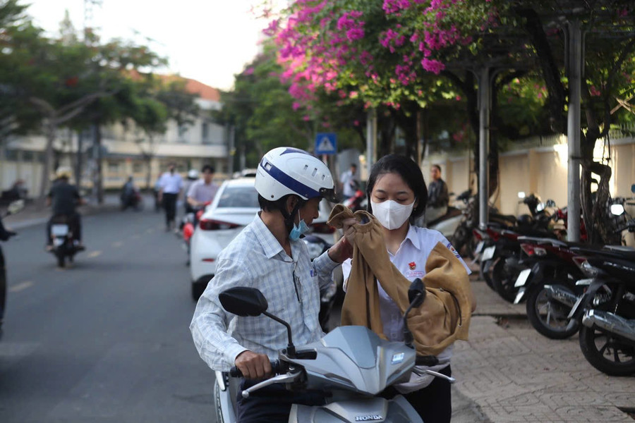 Phụ huynh đưa con đến điểm thi từ sớm. 599a49f74416f348aa07-1.jpg