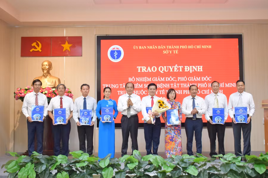 Giám đốc Sở Y tế trao quyết định bổ nhiệm Ban Giám đốc HCDC.