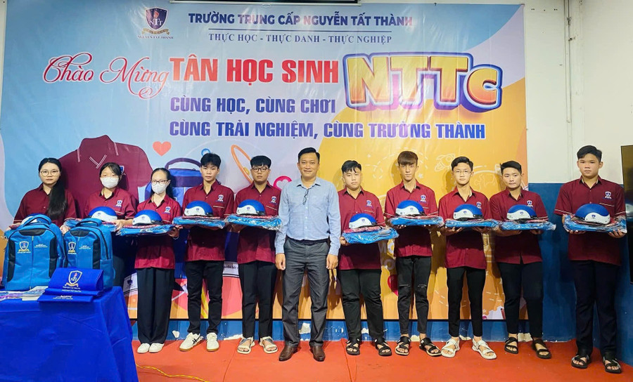 Ông Mai Hoàng Lộc, Phó Hiệu trưởng Trường Trung cấp Nguyễn Tất Thành tặng quà cho học viên. 3f5d179553c3d89d81d2.jpg