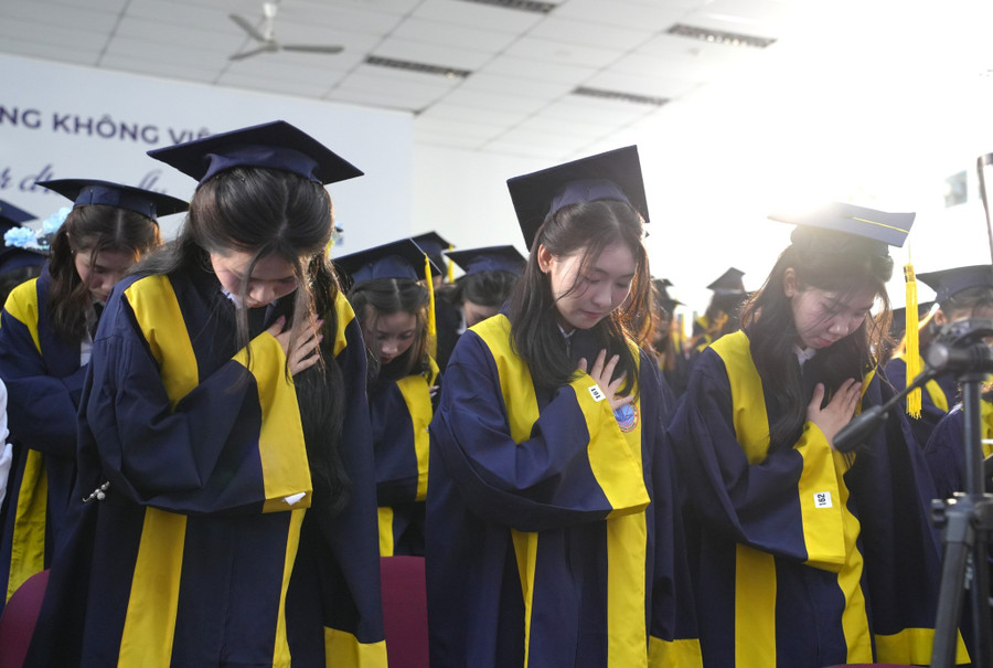 Sinh viên, học viên tri ân thầy cô, gia đình – những người đã lặng thầm nâng bước sinh viên trên chặng đường đầy thử thách của Đại học. tn4.jpg