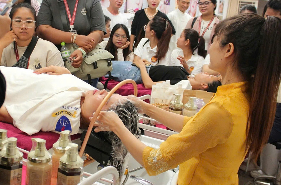 Một buổi học thực hành tại Trường Trung cấp Nguyễn Tất Thành.