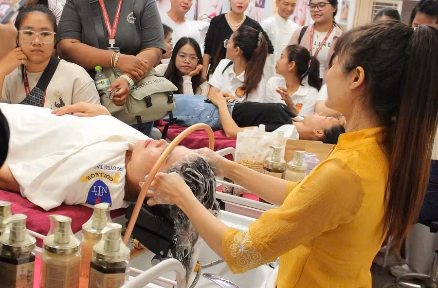 Một buổi học thực hành tại Trường Trung cấp Nguyễn Tất Thành.