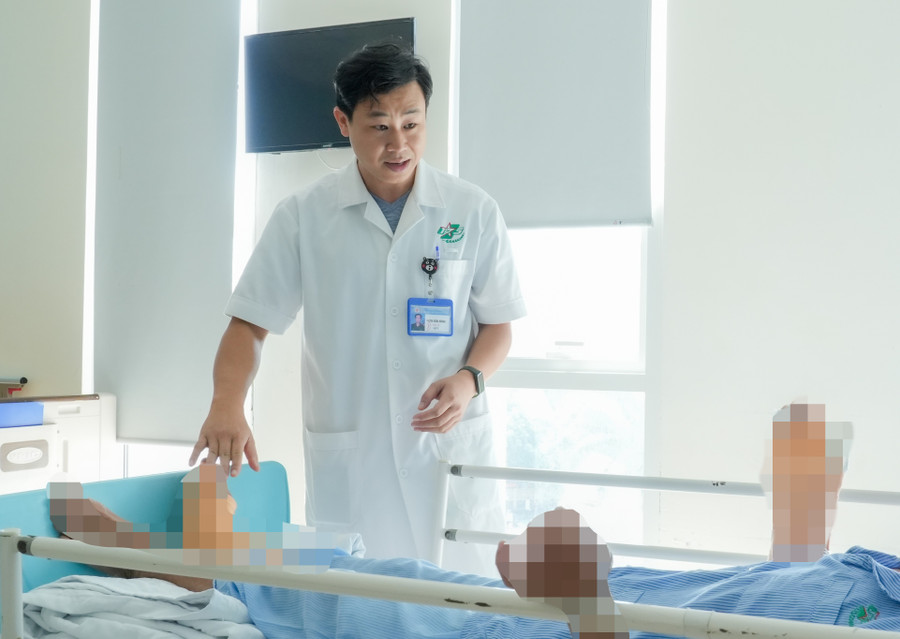 BS Hùng thăm khám cho bệnh nhân. vtl02384.jpg